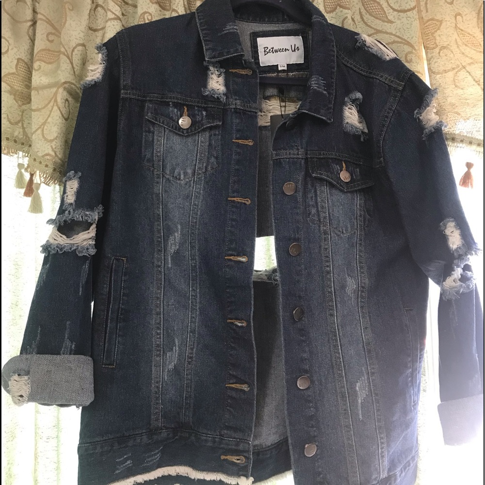 NEVER WORN SUPER CUTE RIPPED DENIM JACKET